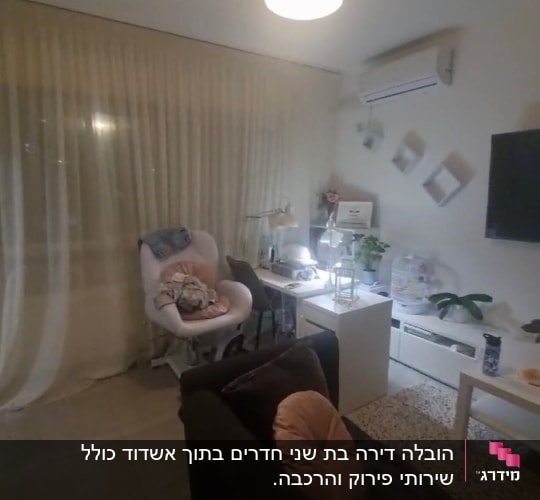 חדר עם כיסא מסתובב ושולחן עבודה מואר
